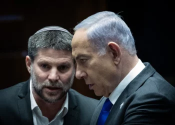 El primer ministro Benjamin Netanyahu, a la derecha, y el ministro de Finanzas, Bezalel Smotrich en la Knéset, 7 de febrero de 2024. (Yonatan Sindel/Flash90/Archivo)