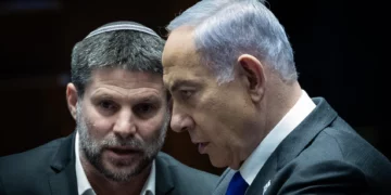 El primer ministro Benjamin Netanyahu, a la derecha, y el ministro de Finanzas, Bezalel Smotrich en la Knéset, 7 de febrero de 2024. (Yonatan Sindel/Flash90/Archivo)