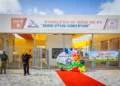Imagen ilustrativa: Fuerzas de seguridad custodian las afueras de la escuela primaria Amit HaRoe en Sderot, en el primer día de clases desde los ataques del 7 de octubre, el 3 de marzo de 2024. (Liron Moldovan/ Flash90)