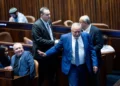 Los diputados Avigdor Liberman (adelante a la derecha) y Gadi Eisenkot (abajo a la izquierda) en la Knéset, 9 de septiembre de 2024. (Yonatan Sindel/Flash90)