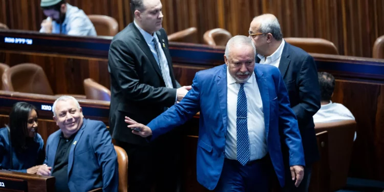Los diputados Avigdor Liberman (adelante a la derecha) y Gadi Eisenkot (abajo a la izquierda) en la Knéset, 9 de septiembre de 2024. (Yonatan Sindel/Flash90)