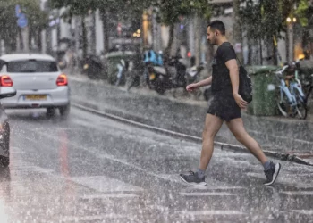Una mañana lluviosa en Tel Aviv, 17 de septiembre de 2024. (Yehoshua Yosef/Flash90)