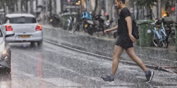Una mañana lluviosa en Tel Aviv, 17 de septiembre de 2024. (Yehoshua Yosef/Flash90)
