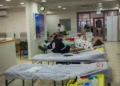 Un hombre dona sangre tras un llamamiento público para donaciones de sangre en un centro de donación Magen David Adom en Jerusalén, después del estallido de la guerra y el lanzamiento de misiles desde Irán hacia Israel, el 28 de febrero de 2026. (Yonatan Sindel/Flash90)