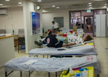 Un hombre dona sangre tras un llamamiento público para donaciones de sangre en un centro de donación Magen David Adom en Jerusalén, después del estallido de la guerra y el lanzamiento de misiles desde Irán hacia Israel, el 28 de febrero de 2026. (Yonatan Sindel/Flash90)