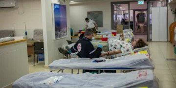 Un hombre dona sangre tras un llamamiento público para donaciones de sangre en un centro de donación Magen David Adom en Jerusalén, después del estallido de la guerra y el lanzamiento de misiles desde Irán hacia Israel, el 28 de febrero de 2026. (Yonatan Sindel/Flash90)