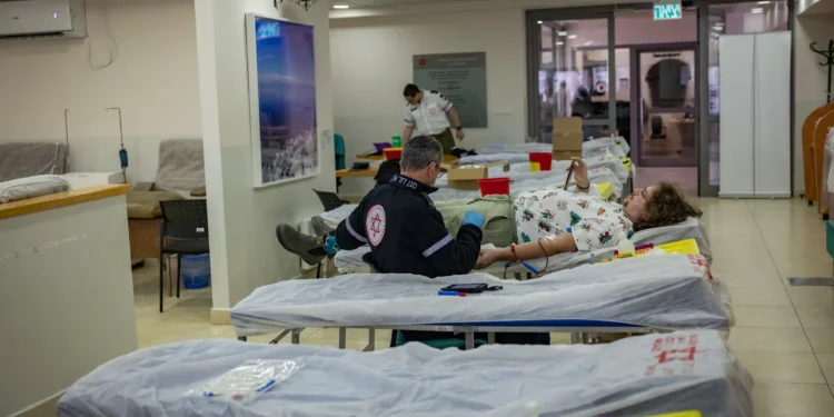 Un hombre dona sangre tras un llamamiento público para donaciones de sangre en un centro de donación Magen David Adom en Jerusalén, después del estallido de la guerra y el lanzamiento de misiles desde Irán hacia Israel, el 28 de febrero de 2026. (Yonatan Sindel/Flash90)