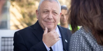 El líder del partido Yashar, Gadi Eisenkot, asiste a una conferencia en Tel Aviv el 12 de julio de 2026. (Miriam Alster/Flash90)