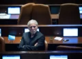 El diputado de Yesh Atid, Meir Cohen, asiste a una sesión plenaria de la Knéset en Jerusalén, el 15 de julio de 2026. (Yonatan Sindel/Flash90)
