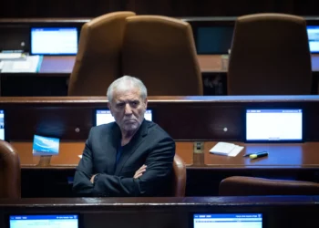 El diputado de Yesh Atid, Meir Cohen, asiste a una sesión plenaria de la Knéset en Jerusalén, el 15 de julio de 2026. (Yonatan Sindel/Flash90)