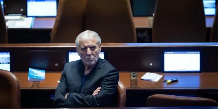 El diputado de Yesh Atid, Meir Cohen, asiste a una sesión plenaria de la Knéset en Jerusalén, el 15 de julio de 2026. (Yonatan Sindel/Flash90)