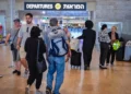 Pasajeros en el aeropuerto Ben Gurion, cerca de Tel Aviv, el 16 de julio de 2026. (Avshalom Sassoni/Flash90)