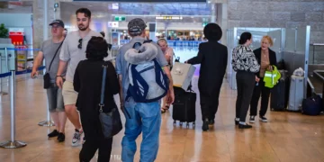 Pasajeros en el aeropuerto Ben Gurion, cerca de Tel Aviv, el 16 de julio de 2026. (Avshalom Sassoni/Flash90)