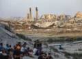 Palestinos cerca de edificios destruidos durante la reciente guerra entre Israel y Hamás, en la ciudad de Gaza, en el centro de la Franja de Gaza, el 31 de julio de 2026. (Ali Hassan/Flash90)