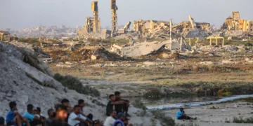 Palestinos cerca de edificios destruidos durante la reciente guerra entre Israel y Hamás, en la ciudad de Gaza, en el centro de la Franja de Gaza, el 31 de julio de 2026. (Ali Hassan/Flash90)