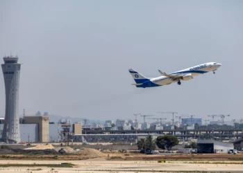 Un avión de El Al despega del aeropuerto Ben Gurion, en las afueras de Tel Aviv, el 4 de agosto de 2026. (Yossi Aloni/Flash90)