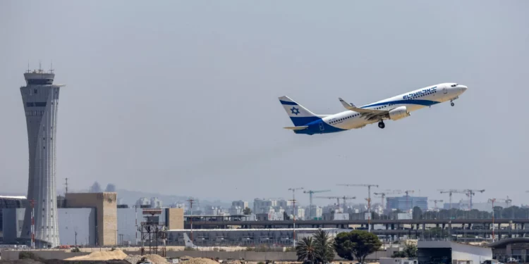 Un avión de El Al despega del aeropuerto Ben Gurion, en las afueras de Tel Aviv, el 4 de agosto de 2026. (Yossi Aloni/Flash90)