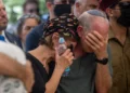 Los padres del mayor (en la reserva) Harel Birenstock, de 34 años, quien murió en combate en el sur del Líbano, lo lloran en su funeral en el Monte Herzl, en Jerusalén. 6 de agosto de 2026. (Yonatan Sindel/FLASH90)