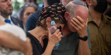 Los padres del mayor (en la reserva) Harel Birenstock, de 34 años, quien murió en combate en el sur del Líbano, lo lloran en su funeral en el Monte Herzl, en Jerusalén. 6 de agosto de 2026. (Yonatan Sindel/FLASH90)