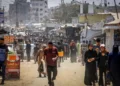 Imagen ilustrativa: Palestinos en Jan Yunis, en el sur de la Franja de Gaza, 12 de agosto de 2026. (Abed Rahim Khatib/FLASH90)
