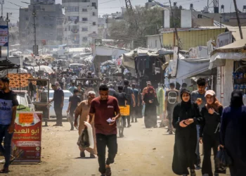 Imagen ilustrativa: Palestinos en Jan Yunis, en el sur de la Franja de Gaza, 12 de agosto de 2026. (Abed Rahim Khatib/FLASH90)