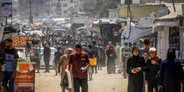 Imagen ilustrativa: Palestinos en Jan Yunis, en el sur de la Franja de Gaza, 12 de agosto de 2026. (Abed Rahim Khatib/FLASH90)