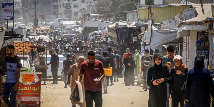 Imagen ilustrativa: Palestinos en Jan Yunis, en el sur de la Franja de Gaza, 12 de agosto de 2026. (Abed Rahim Khatib/FLASH90)