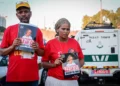 Los padres de la niña desaparecida Haymanut Kasau fueron vistos protestando y sosteniendo su fotografía en Tel Aviv el 12 de agosto de 2026. (Avshalom Sassoni/Flash90)