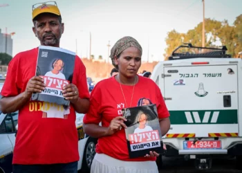 Los padres de la niña desaparecida Haymanut Kasau fueron vistos protestando y sosteniendo su fotografía en Tel Aviv el 12 de agosto de 2026. (Avshalom Sassoni/Flash90)