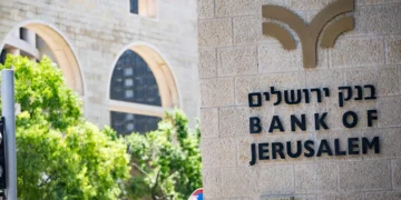 Vista de una sucursal del Banco de Jerusalén en el centro de Jerusalén, 13 de agosto de 2026. (Chaim Goldberg/Flash90)
