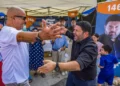 El ministro Almog Cohen (derecha), candidato en las elecciones primarias del Likud, aparece en un colegio electoral en la ciudad de Ofakim, al sur de Israel, el 17 de agosto de 2026. (Liron Moldovan/Flash90)