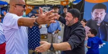 El ministro Almog Cohen (derecha), candidato en las elecciones primarias del Likud, aparece en un colegio electoral en la ciudad de Ofakim, al sur de Israel, el 17 de agosto de 2026. (Liron Moldovan/Flash90)