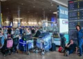 Miles de pasajeros esperan en el Aeropuerto Internacional Ben Gurion, cerca de Tel Aviv, tras el anuncio de una huelga, el 20 de agosto de 2026. (Avshalom Sassoni/Flash90)