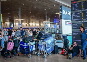 Miles de pasajeros esperan en el Aeropuerto Internacional Ben Gurion, cerca de Tel Aviv, tras el anuncio de una huelga, el 20 de agosto de 2026. (Avshalom Sassoni/Flash90)