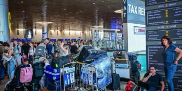Miles de pasajeros esperan en el Aeropuerto Internacional Ben Gurion, cerca de Tel Aviv, tras el anuncio de una huelga, el 20 de agosto de 2026. (Avshalom Sassoni/Flash90)