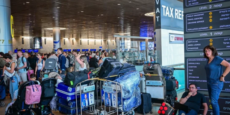 Miles de pasajeros esperan en el Aeropuerto Internacional Ben Gurion, cerca de Tel Aviv, tras el anuncio de una huelga, el 20 de agosto de 2026. (Avshalom Sassoni/Flash90)