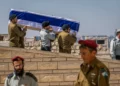 Soldados de las FDI transportan el ataúd del sargento de primera clase Yehuda Katz, cuyo cuerpo fue repatriado desde el Líbano esta semana, 44 años después de su desaparición en combate, en el cementerio del Monte de los Olivos en Jerusalén, el 21 de agosto de 2026. (Chaim Goldberg/Flash90)