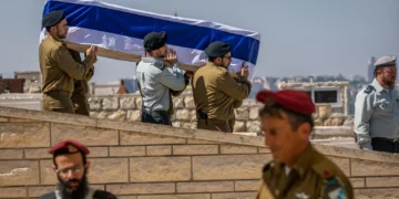Soldados de las FDI transportan el ataúd del sargento de primera clase Yehuda Katz, cuyo cuerpo fue repatriado desde el Líbano esta semana, 44 años después de su desaparición en combate, en el cementerio del Monte de los Olivos en Jerusalén, el 21 de agosto de 2026. (Chaim Goldberg/Flash90)