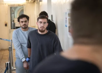 En una fotografía publicada el 21 de agosto de 2026, el sospechoso del asesinato de un niño de 7 años en Beit Shemesh llega a la audiencia de detención preventiva en el Tribunal de Magistrados de Jerusalén el 18 de agosto de 2026. (Chaim Goldberg/Flash90)