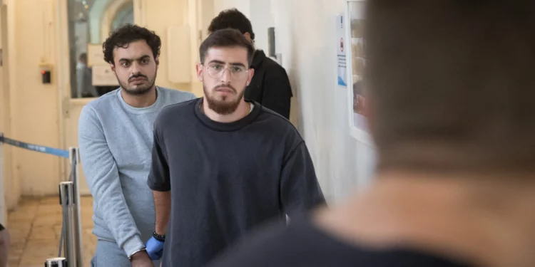 En una fotografía publicada el 21 de agosto de 2026, el sospechoso del asesinato de un niño de 7 años en Beit Shemesh llega a la audiencia de detención preventiva en el Tribunal de Magistrados de Jerusalén el 18 de agosto de 2026. (Chaim Goldberg/Flash90)