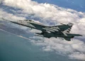 Cuatro misiles aire-aire de largo alcance AIM-424 se cargan en un F/A-18E Super Hornet de la Marina de EE. UU. para su prueba. El misil de próxima generación está diseñado para ampliar el alcance de enfrentamiento, la letalidad y el alcance defensivo de la aviación de la Marina y el Cuerpo de Marines frente a amenazas aéreas avanzadas. (Fuente de la imagen: Departamento de Guerra/Defensa de EE. UU.)