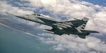 Cuatro misiles aire-aire de largo alcance AIM-424 se cargan en un F/A-18E Super Hornet de la Marina de EE. UU. para su prueba. El misil de próxima generación está diseñado para ampliar el alcance de enfrentamiento, la letalidad y el alcance defensivo de la aviación de la Marina y el Cuerpo de Marines frente a amenazas aéreas avanzadas. (Fuente de la imagen: Departamento de Guerra/Defensa de EE. UU.)