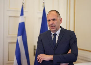 El ministro de Asuntos Exteriores griego, George Gerapetritis, habla durante una entrevista con Reuters, en el Ministerio de Asuntos Exteriores en Atenas, Grecia, el 18 de junio de 2024. (Crédito de la foto: Reuters)