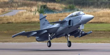 El Gripen F realiza su primer vuelo en Suecia