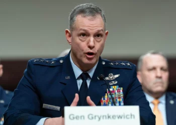 El general Alexus G. Grynkewich, comandante del Mando Europeo de Estados Unidos y Comandante Supremo Aliado en Europa, testifica ante el Comité de Servicios Armados del Senado de EE. UU. en el Capitolio, en Washington, el 12 de marzo de 2026. (Foto AP/Jose Luis Magana)
