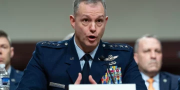 El general Alexus G. Grynkewich, comandante del Mando Europeo de Estados Unidos y Comandante Supremo Aliado en Europa, testifica ante el Comité de Servicios Armados del Senado de EE. UU. en el Capitolio, en Washington, el 12 de marzo de 2026. (Foto AP/Jose Luis Magana)