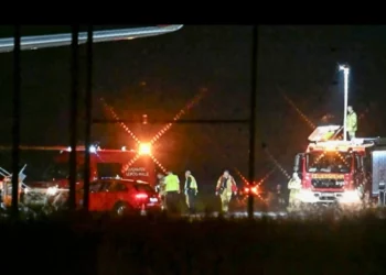 Una captura de vídeo grabada por News5 el 5 de agosto de 2026 muestra a los servicios de emergencia, la policía y los bomberos desplegados en el aeropuerto alemán de Leipzig-Halle, en Schkeuditz, al este de Alemania, tras avistarse un dron en las inmediaciones. (NEWS5/AFP)