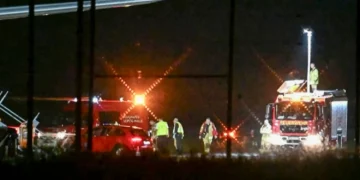 Una captura de vídeo grabada por News5 el 5 de agosto de 2026 muestra a los servicios de emergencia, la policía y los bomberos desplegados en el aeropuerto alemán de Leipzig-Halle, en Schkeuditz, al este de Alemania, tras avistarse un dron en las inmediaciones. (NEWS5/AFP)