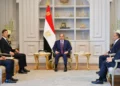El alto funcionario estadounidense Jared Kushner (segundo desde la izquierda) se reúne con el presidente egipcio Abdel-Fattah al-Sisi en El-Alamein, Egipto, el 16 de agosto de 2026. (Presidencia egipcia)