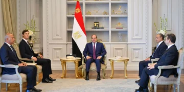 El alto funcionario estadounidense Jared Kushner (segundo desde la izquierda) se reúne con el presidente egipcio Abdel-Fattah al-Sisi en El-Alamein, Egipto, el 16 de agosto de 2026. (Presidencia egipcia)